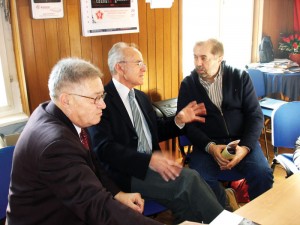 U razgovoru prije tribine, s lijeva na desno: Franjo Golenko, potpredsjenik SRP-a,  Ivan Plješa, predsjednik SRP-a i Drago Hedl, novinar i autor knjige 